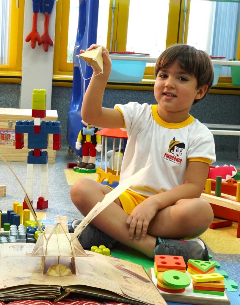 Como o brincar acelera as conexões neurais e o aprendizado infantil?