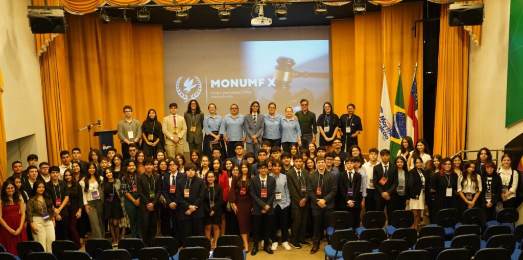 Crianças e jovens debatem escala 6×1 e tensões globais em simulação da ONU
